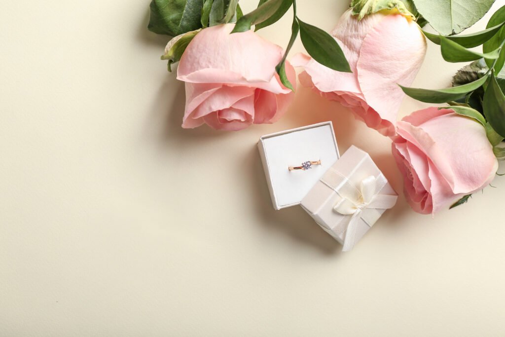 Tini Stoessel: anillo de compromiso y rosas, concepto de boda