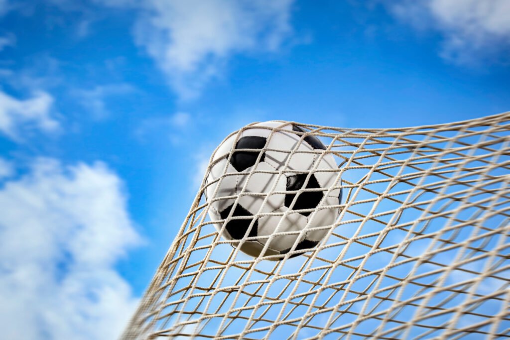 Torneo Clausura: pelota de fútbol en la red del arco