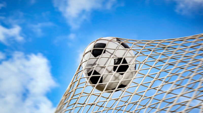 Torneo Clausura: pelota de fútbol en la red del arco
