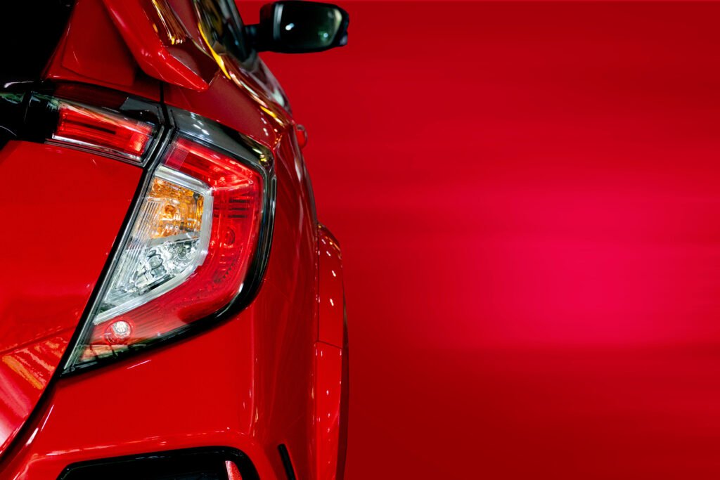 Toyota Corolla híbrido: sedán rojo moderno