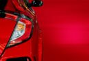 Toyota Corolla híbrido: sedán rojo moderno