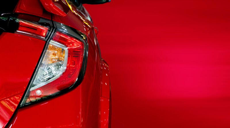 Toyota Corolla híbrido: sedán rojo moderno