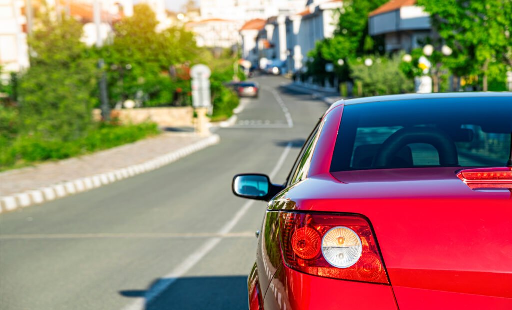 Toyota Yaris: auto compacto rojo en una calle de la ciudad