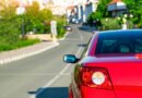 Toyota Yaris: auto compacto rojo en una calle de la ciudad