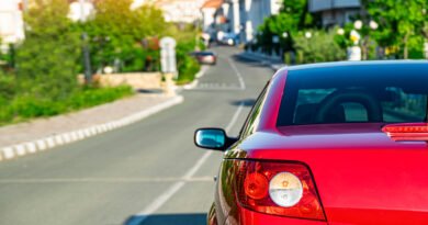 Toyota Yaris: auto compacto rojo en una calle de la ciudad