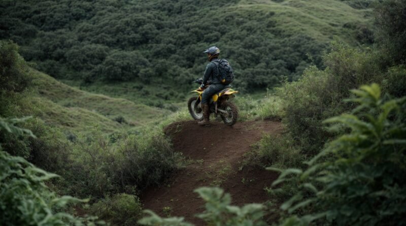 Triumph Scrambler 400: moto por un camino de tierra