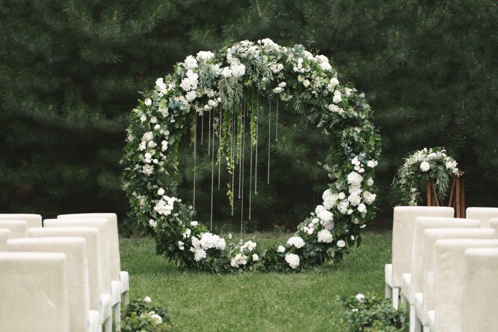 Turco García: altar de boda con flores blancas y velas