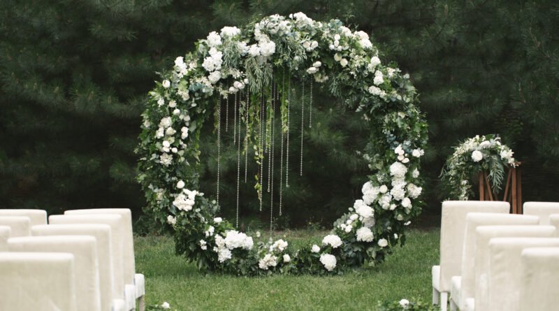 Turco García: altar de boda con flores blancas y velas