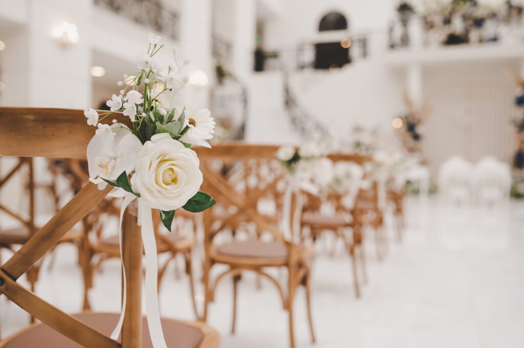 Turco García: altar de boda decorado con flores en un estudio