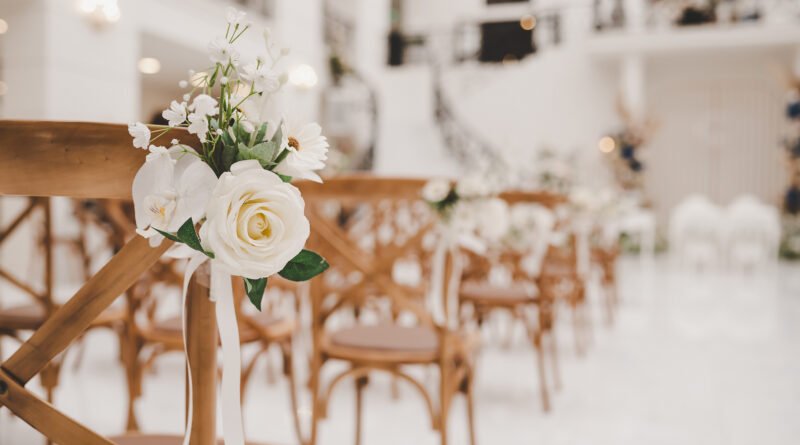 Turco García: altar de boda decorado con flores en un estudio