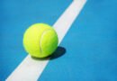 US Open: pelota de tenis sobre la línea blanca de una cancha dura