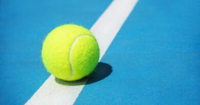 US Open: pelota de tenis sobre la línea de una cancha dura