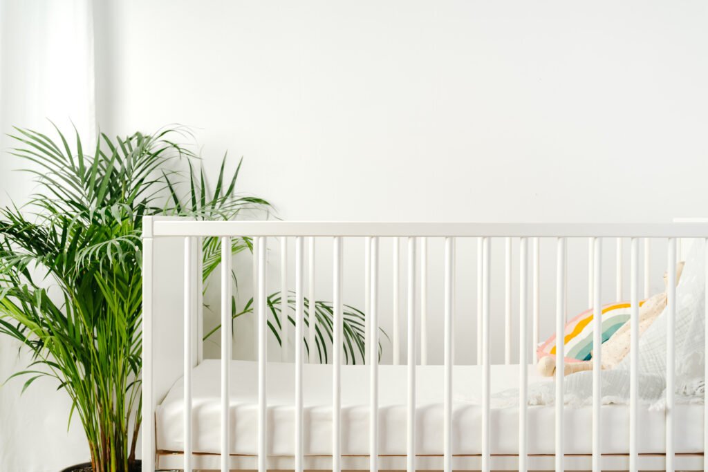 vacío legal: una cuna de bebé de madera en la habitación de un cuarto infantil