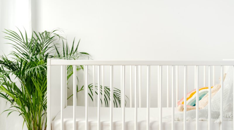 vacío legal: una cuna de bebé de madera en la habitación de un cuarto infantil