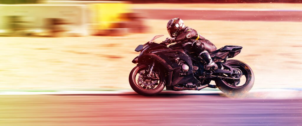 Valentín Perrone: piloto de motociclismo corriendo en una pista de velocidad