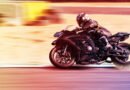 Valentín Perrone: piloto de motociclismo corriendo en una pista de velocidad