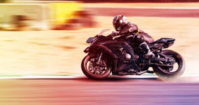 Valentín Perrone: piloto de motociclismo corriendo en una pista de velocidad