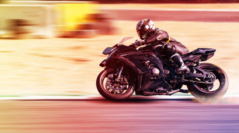 Valentín Perrone: piloto de motociclismo corriendo en una pista de velocidad