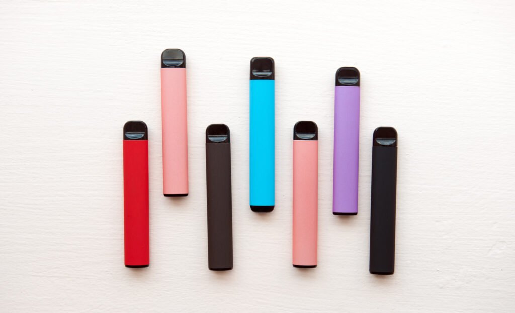 vapeadores residuos peligrosos: cigarrillos electrónicos descartables de colores