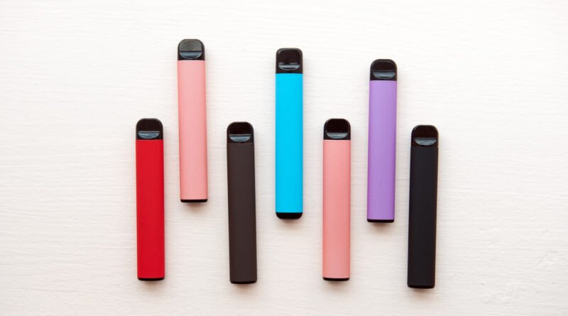 vapeadores residuos peligrosos: cigarrillos electrónicos descartables de colores