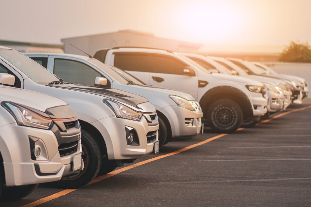 vehículos 0km: hilera de autos nuevos en una playa de estacionamiento