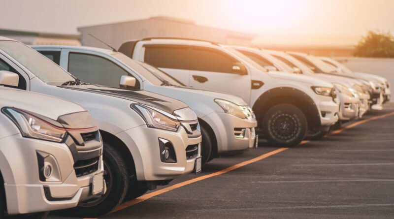 venta de autos: hilera de autos 0km en una playa de concesionaria