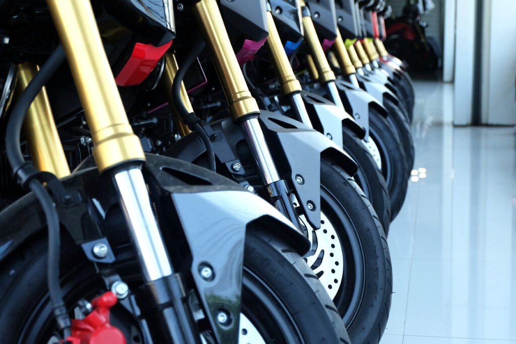 venta de motos: motos nuevas en el salón de una concesionaria