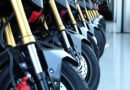 venta de motos: motos nuevas en el salón de una concesionaria