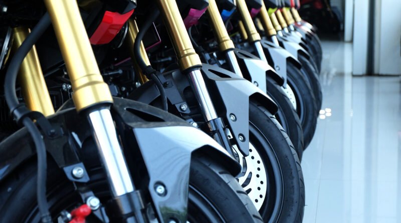 venta de motos: motos nuevas en el salón de una concesionaria