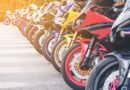 venta de motos: grupo de motos estacionadas en fila en la calle