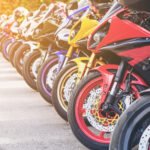 venta de motos: grupo de motos estacionadas en fila en la calle