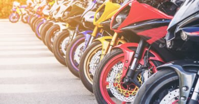 venta de motos: grupo de motos estacionadas en fila en la calle