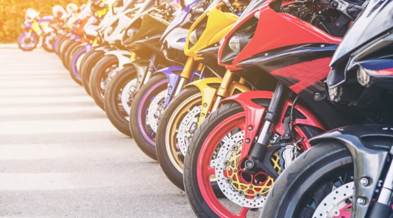 venta de motos: grupo de motos estacionadas en fila en la calle