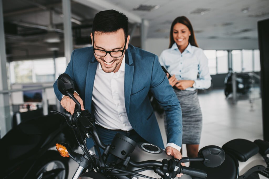 venta de motos: motos nuevas exhibidas en el salón de una concesionaria