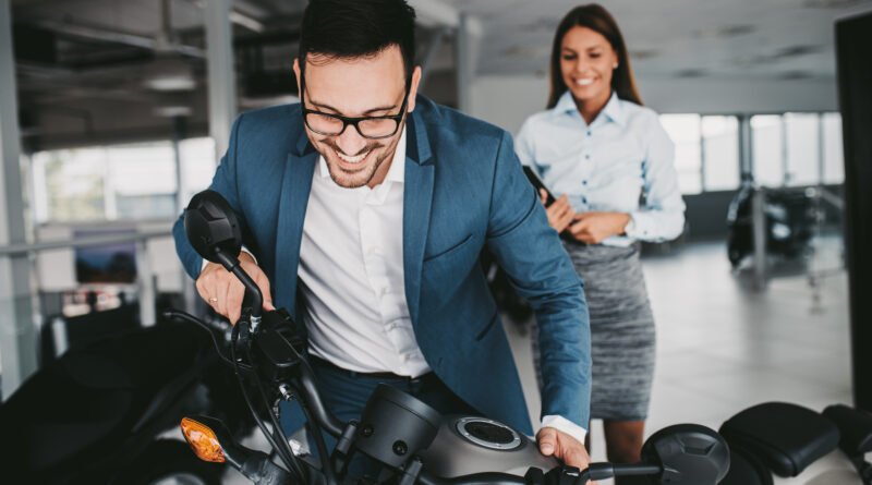 venta de motos: motos nuevas exhibidas en el salón de una concesionaria