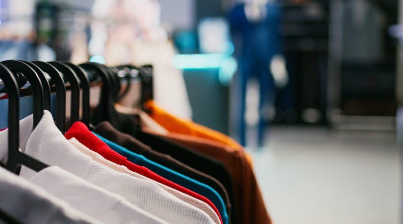 ventas minoristas: local de indumentaria con prendas colgadas y sin clientes