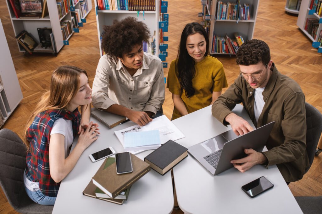 virtudes intelectuales: estudiantes universitarios estudiando juntos en una biblioteca