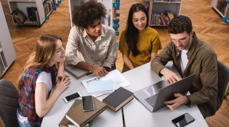 virtudes intelectuales: estudiantes universitarios estudiando juntos en una biblioteca
