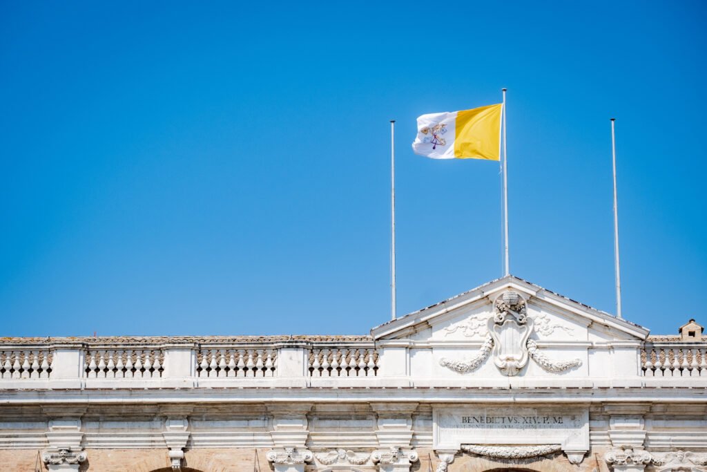 Visita del papa León XIV: bandera del Vaticano flameando sobre un santuario