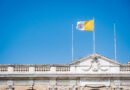 Visita del papa León XIV: bandera del Vaticano flameando sobre un santuario