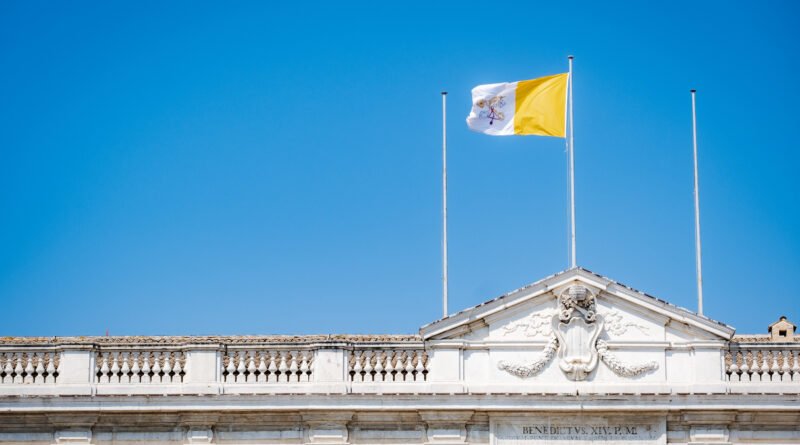Visita del papa León XIV: bandera del Vaticano flameando sobre un santuario