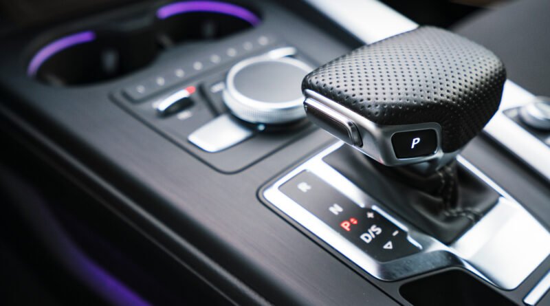 Volkswagen T-Cross: palanca de cambios automática en el interior de un auto