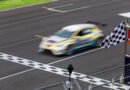 vuelta de la Fórmula 1: auto de carreras cruzando la meta con bandera a cuadros