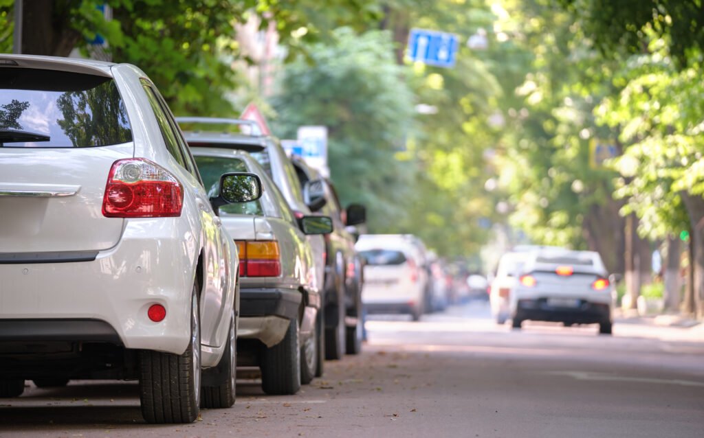 Volkswagen Polo Robust: autos compactos estacionados en fila en la calle