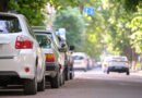 Volkswagen Polo Robust: autos compactos estacionados en fila en la calle