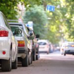 Volkswagen Polo Robust: autos compactos estacionados en fila en la calle