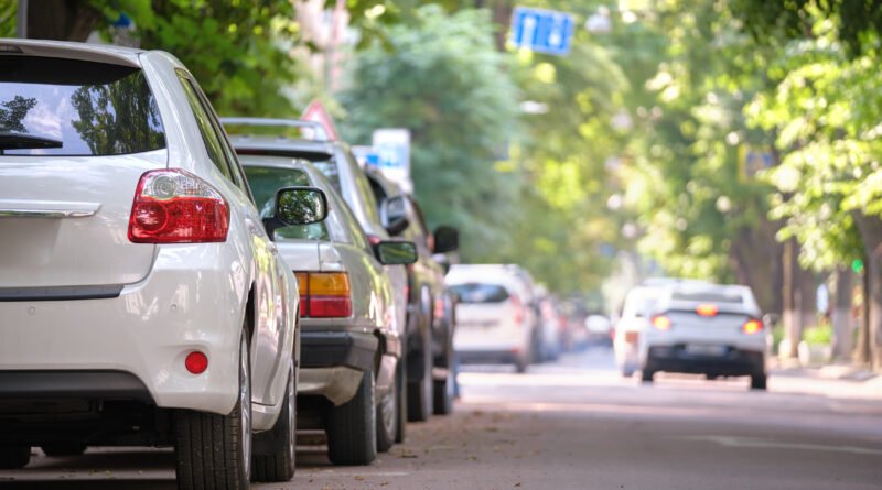 Volkswagen Polo Robust: autos compactos estacionados en fila en la calle