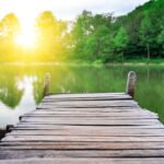 Wanda Nara y Maxi López: muelle de madera sobre un río al atardecer
