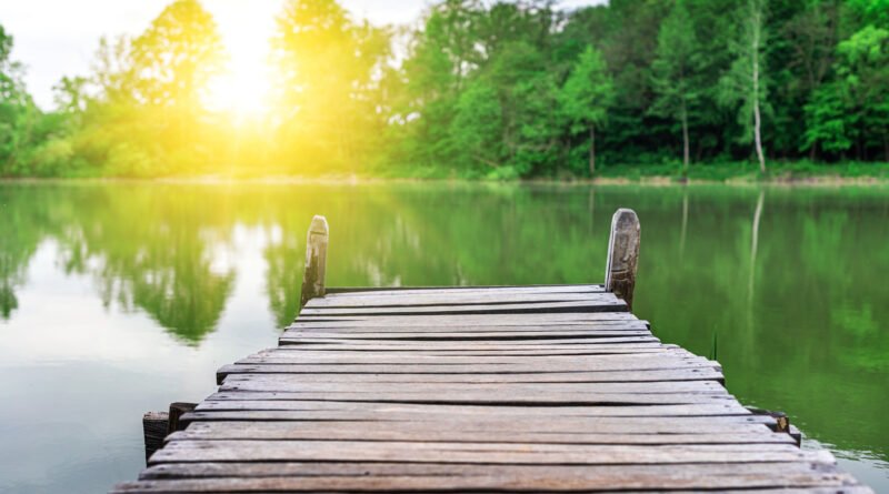 Wanda Nara y Maxi López: muelle de madera sobre un río al atardecer