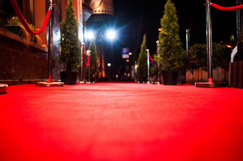 Wanda Nara: alfombra roja de evento con vallas y luces